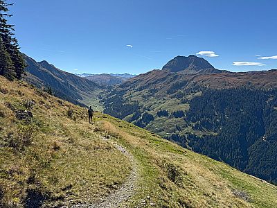 Mit Blick auf den Rettenstein wandern wir hinunter...