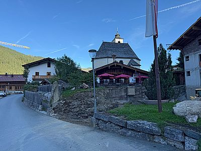 An der Kirche wenden wir uns nach rechts...