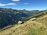 Ein kleiner Wiesenweg leitet uns hinunter...
