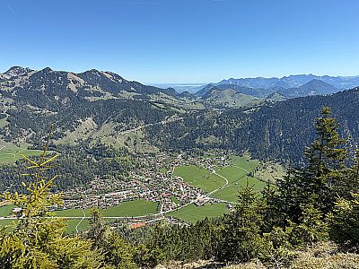 Hinter Bayrischzell erkennen wir sogar den Chiemsee