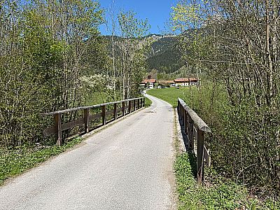 ...zu einer Teerstraße