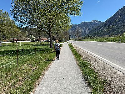 Dann folgen wir ein Stück der Bundestraße