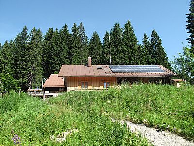 Das hintere Gebäude ist die Lenggrieser Hütte