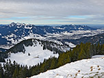 Blick über Lenggries und das Isartal zum Brauneck und zum Blomberg
