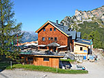 Die Erfurter Hütte neben der Bergstation der Rofanbahn