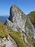 ...wandern wir zu einem Felsturm hinunter