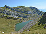 Blick von der Scharte zum Grubasee, zu Sagzahn und Vorderem Sonnwendjoch...