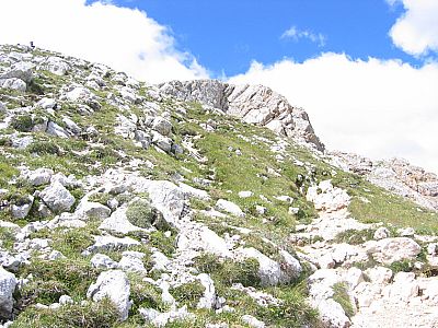 Nach dem Törl folgt schrofiges Gelände