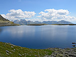 Blick über den Oberseitsee zu den Villgratner Bergen, links die Weiße und die Rote Spitze