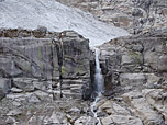 Kleiner Wasserfall am Ende des Gletschers
