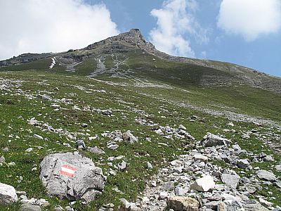 Rechter Hand befindet sich nun der Gipfelaufbau der Serles