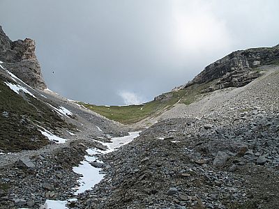 Geradlinig über Schutt in Richtung Serlesjöchl