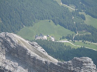 Tiefblick zum Kloster Maria Waldrast