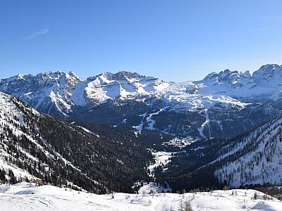 Darüber präsentiert sich die Brenta Gruppe in ihrer vollen Pracht