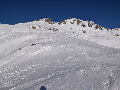 Um den Graben links von uns zu umgehen wandern wir ein Stück auf den Monte Nambino zu