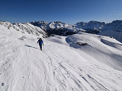 Danach schwenken wir nach links und steuern auf das Bivacco Serodoli zu