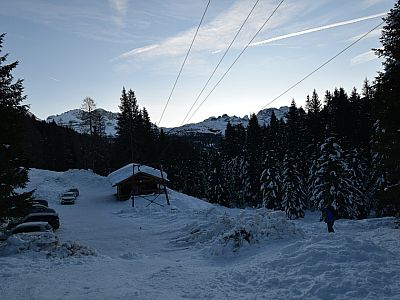 Unterhalb des Materiallifts steigen wir auf