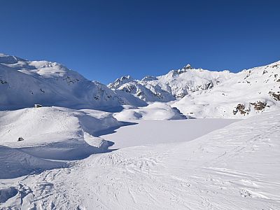 Der Blick zum Bivacco Serodoli und dem dahinter liegenden  Rocca di Nambrone