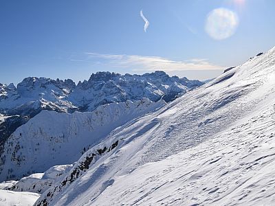 An der nach Osten steil abfallenden Hangkante steigen wir auf