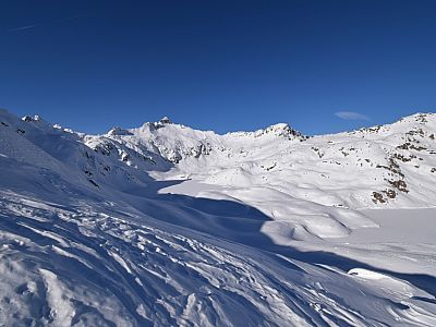Links der schneebedeckte Lago Gelato, rechts etwas tiefer der Lago Serodoli