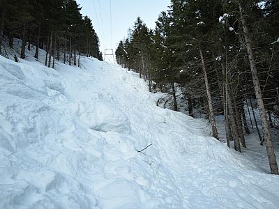 Steil und ziemlich verfahren ist der Hang unter dem Lift
