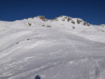 Um den Graben links von uns zu umgehen wandern wir ein Stück auf den Monte Nambino zu
