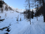 Rechts vom Bachlauf wandern wir ein Stück nach Südwesten, ...