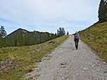 Im Anschluss leitet uns ein Karrenweg...