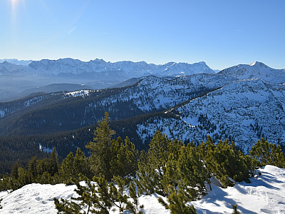 Links daneben das Wettersteingebirge mit der Zugspitze