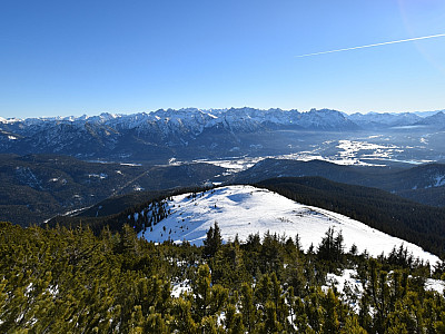 Das Karwendelgebirge dominiert den Blick nach Südosten