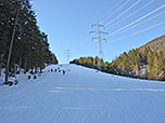 ...und steigen dann deutlich steiler die alte Piste hinauf