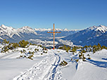 Gipfelkreuz am Simmering mit Blick auf das Inntal
