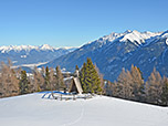 Blick von der Terrasse zur kleinen Kapelle der Simmeringalm