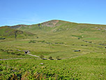 Blick auf das Tal, durch das sich der Bachlauf des Afon Arddu seinen Weg bahnt