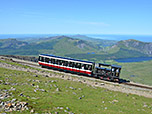 Eine weitere Bahn schnauft dem höchsten Punkt entgegen