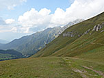 ...und folgen einem Wiesenpfad bergab