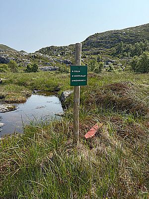 An einem Schild halten wir uns links...