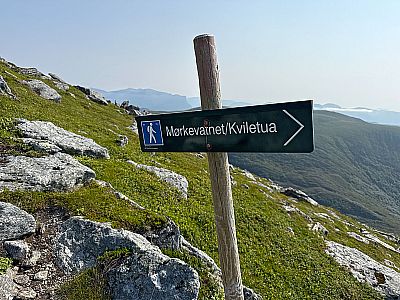 Wegweiser am Bergrücken
