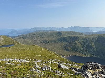 Blick zu den Bergen auf der Insel Hareidlandet