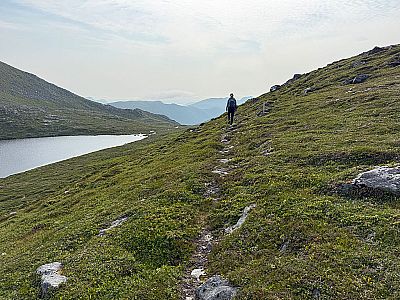 ...und queren den Bergrücken an seiner Südseite