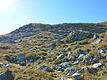 Wir wandern zwischen einigen Felsblöcken hindurch und dem Bergrücken entgegen