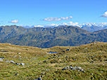 Links im Hintergrund zeigen sich die Hohen Tauern, rechts die Zillertaler Alpen