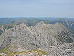 Vorne die Bergkette um Schaufelspitze, Bettlerkarspitze und Falzthurnjoch