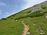 Wir halten auf die grasige Flanke des Sonnjochs zu
