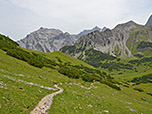 Blick zurück, im Hintergrund spitzt der Hochnissl hervor