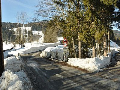 Hier links über den Bach