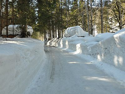 Die im März vereiste Zufahrtsstraße...