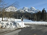 beginnend vom Parkplatz mit Blick auf die Leoganger Steinberge.