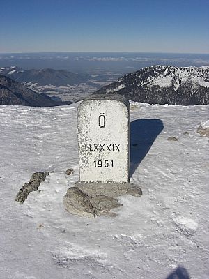 Grenzstein am Gipfel
