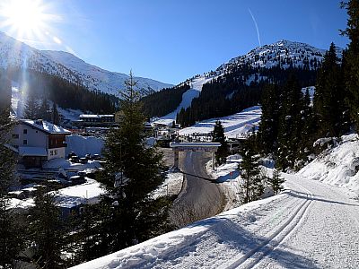 Im Norden von Hochfügen starten wir unsere Tour auf der Langlaufloipe